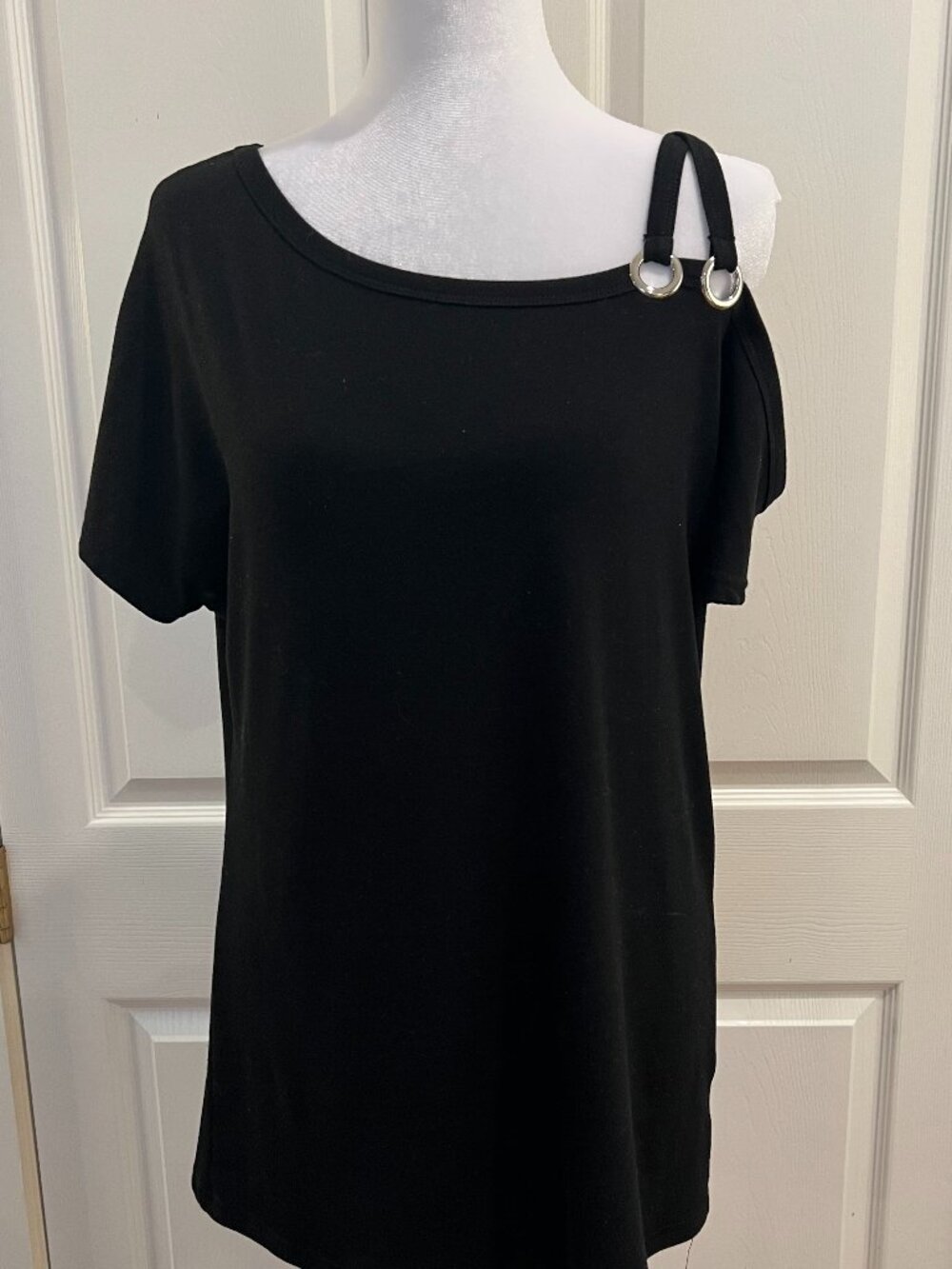 VKEGNIO Black Criss-Cross Cold Shoulder Top Medium